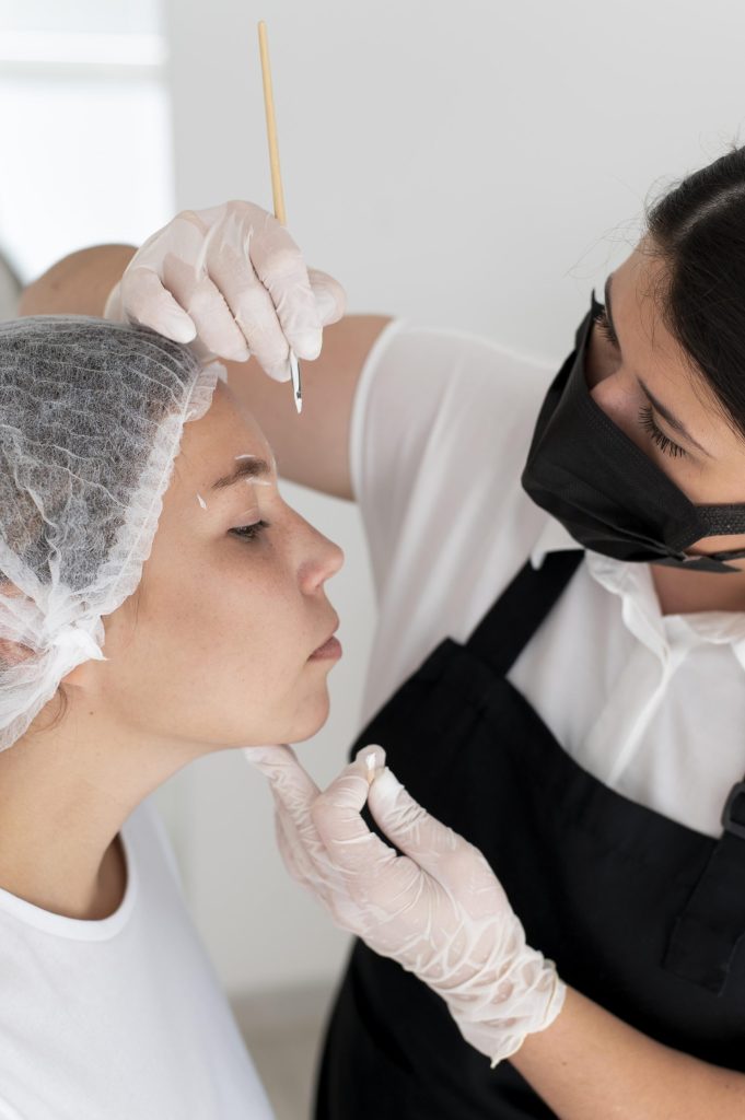 Procédure de microblading des sourcils